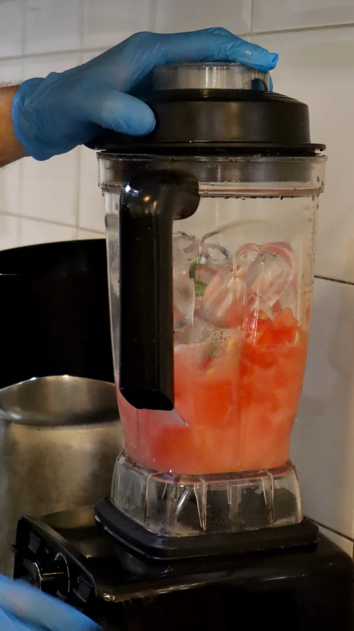 Sumo de melancia a ser preparado no liquidificador