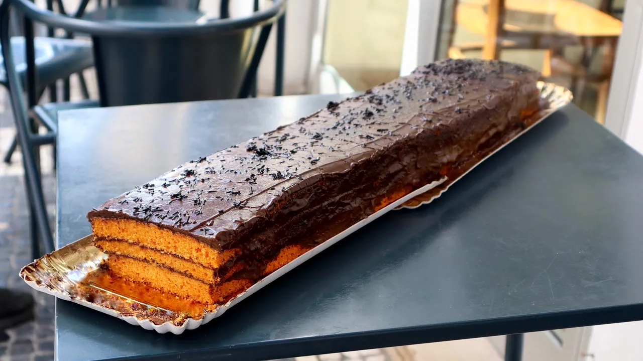 Bolo de chocolate a metro, em camadas, servido na esplanada