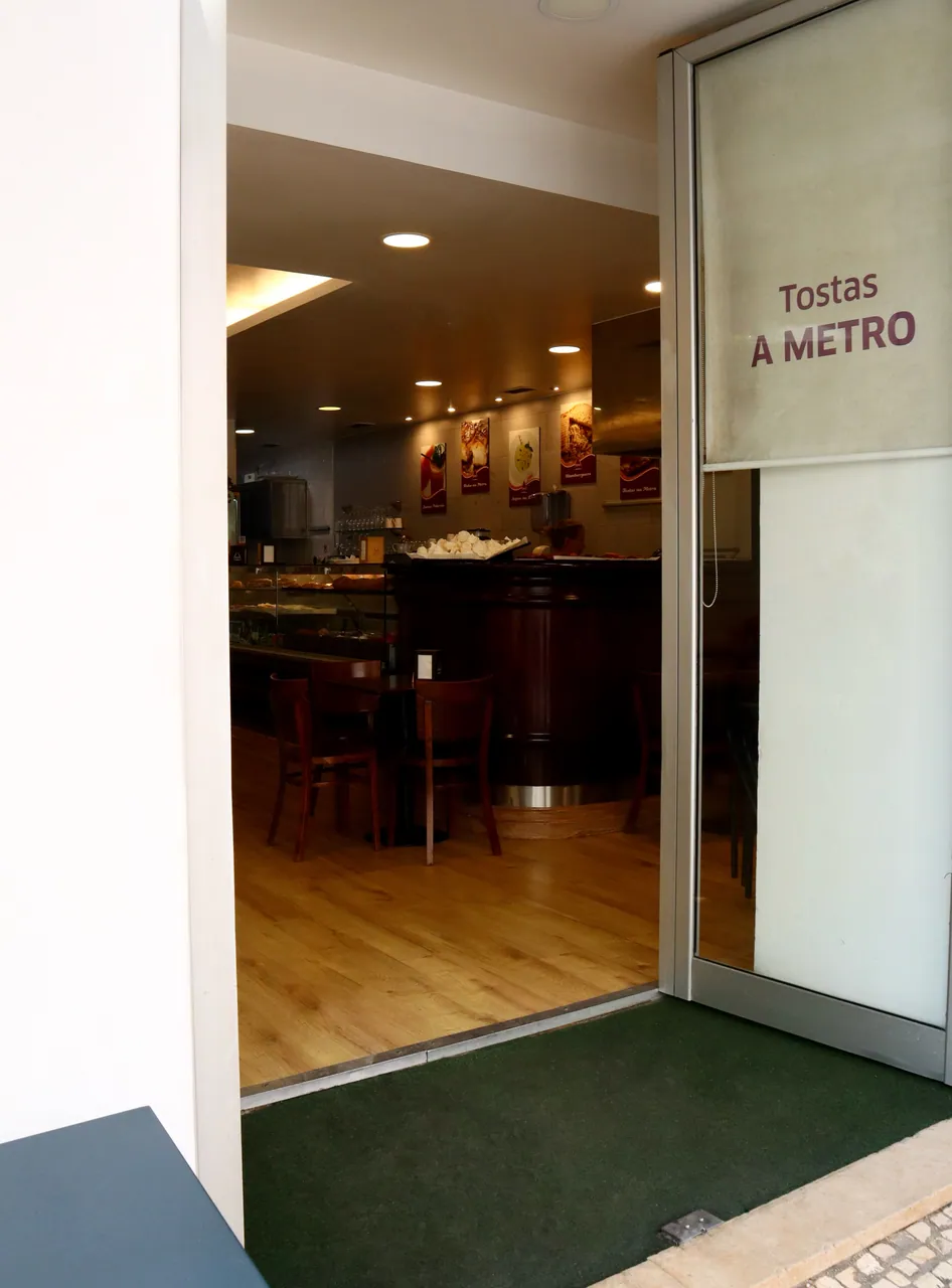 Entrada do Penta Café, com o letreiro Tostas a Metro