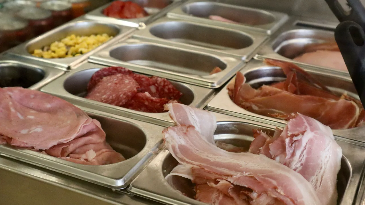 Tabuleiros com enchidos e ingredientes para as tostas