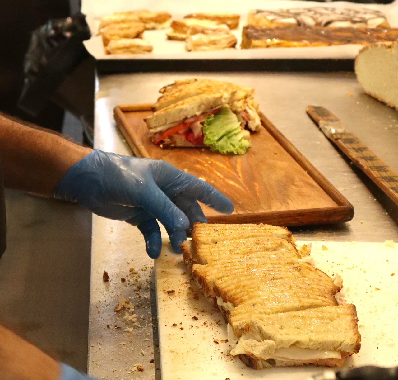 Tostas a metro cortadas, prontas a servir na tábua