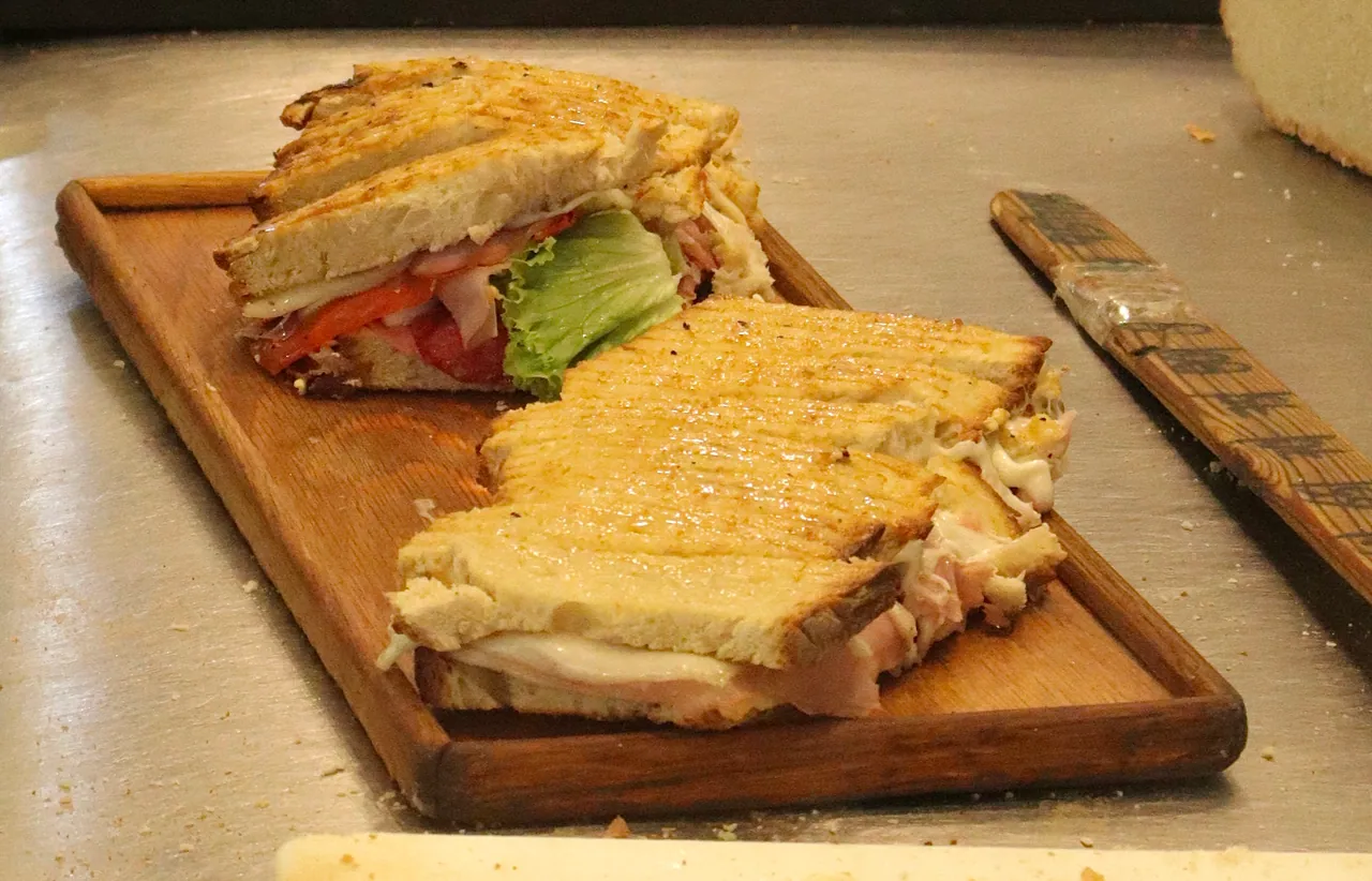 Tostas grelhadas com queijo derretido, tomate e alface