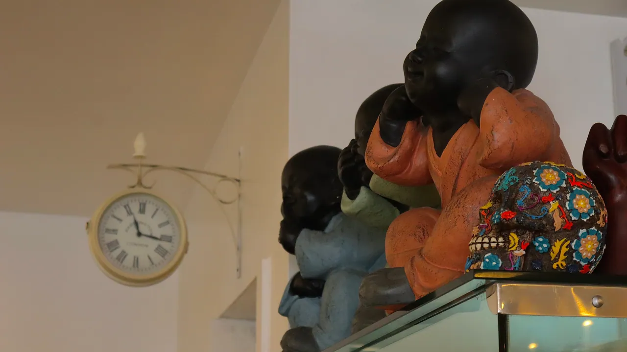 Pormenor decorativo com relógio antigo na parede