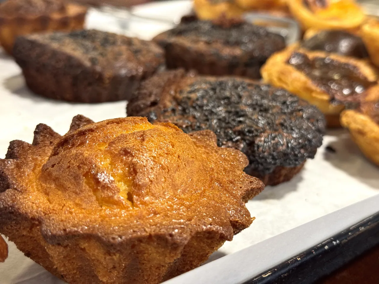 Queque de laranja e bolos frescos na vitrine