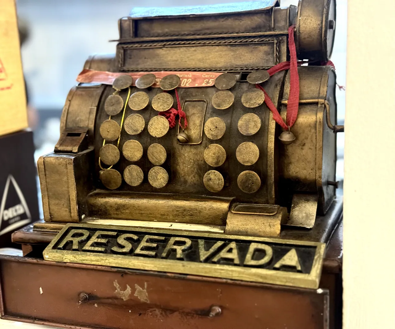 Caixa registadora antiga com a placa Reservada