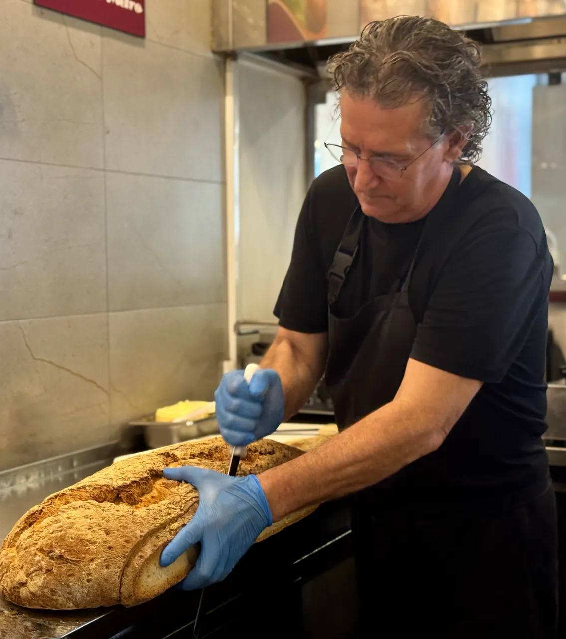 Funcionário a preparar o pão de um metro