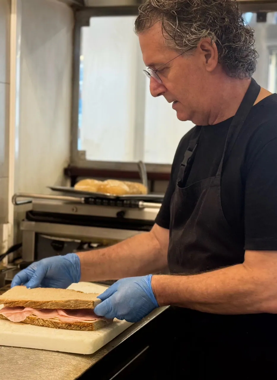Funcionário a rechear a tosta ao balcão
