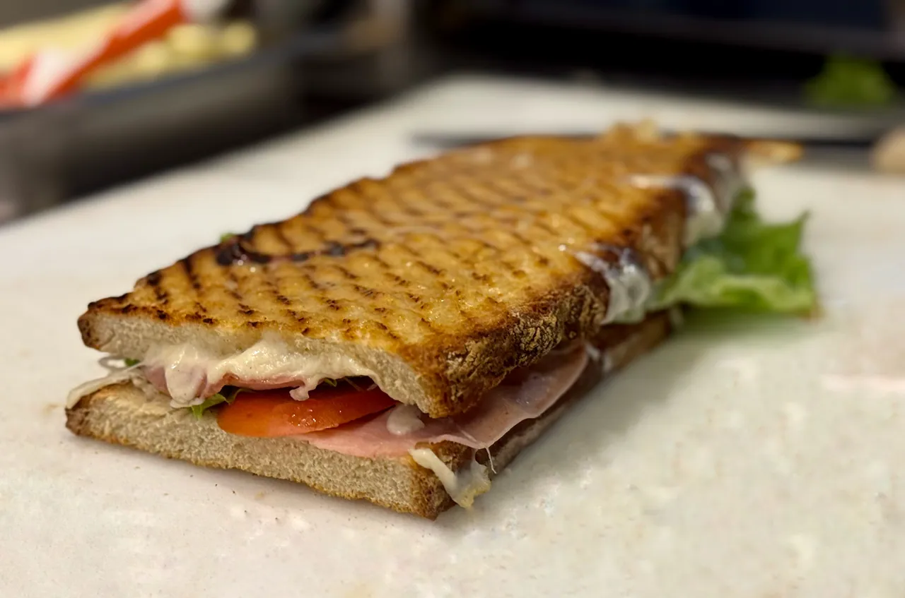 Tosta grelhada com fiambre, tomate e alface