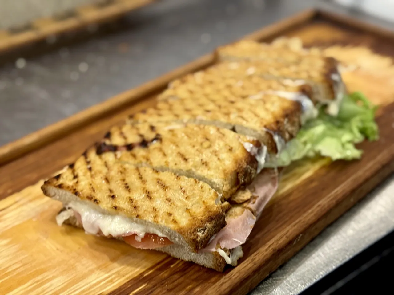 Tosta grelhada servida em tábua de madeira