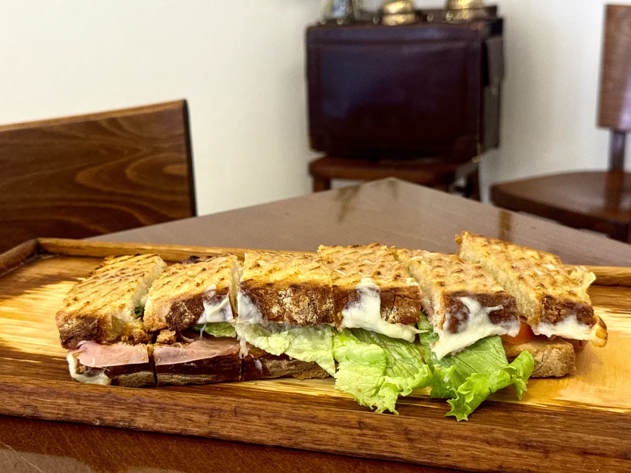 Tosta a metro em tábua, com queijo, carne e salada