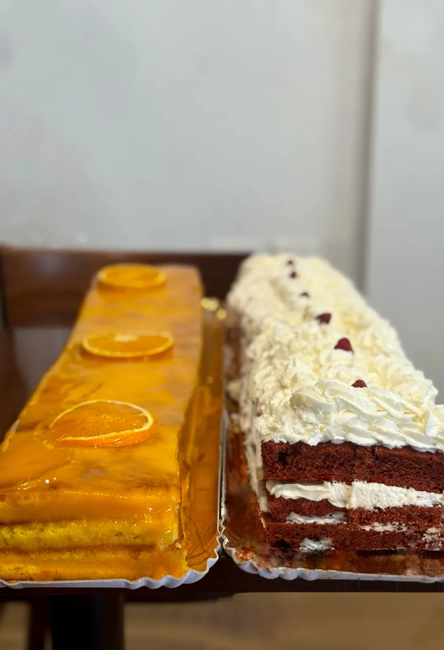 Bolos a metro lado a lado: laranja e red velvet