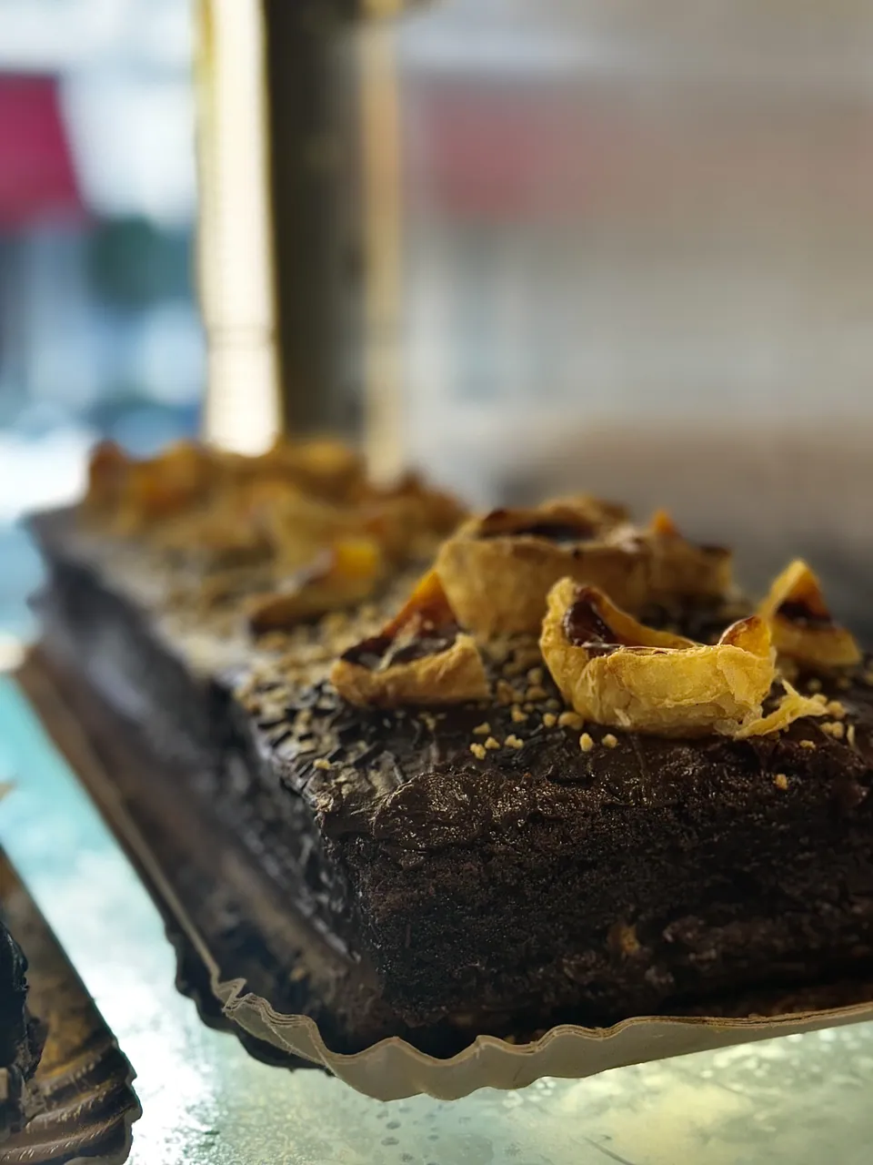 Bolo de chocolate a metro com cobertura brilhante