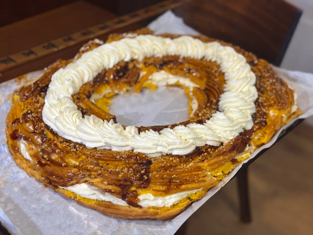 Bolo a metro com chantilly e cobertura caramelizada
