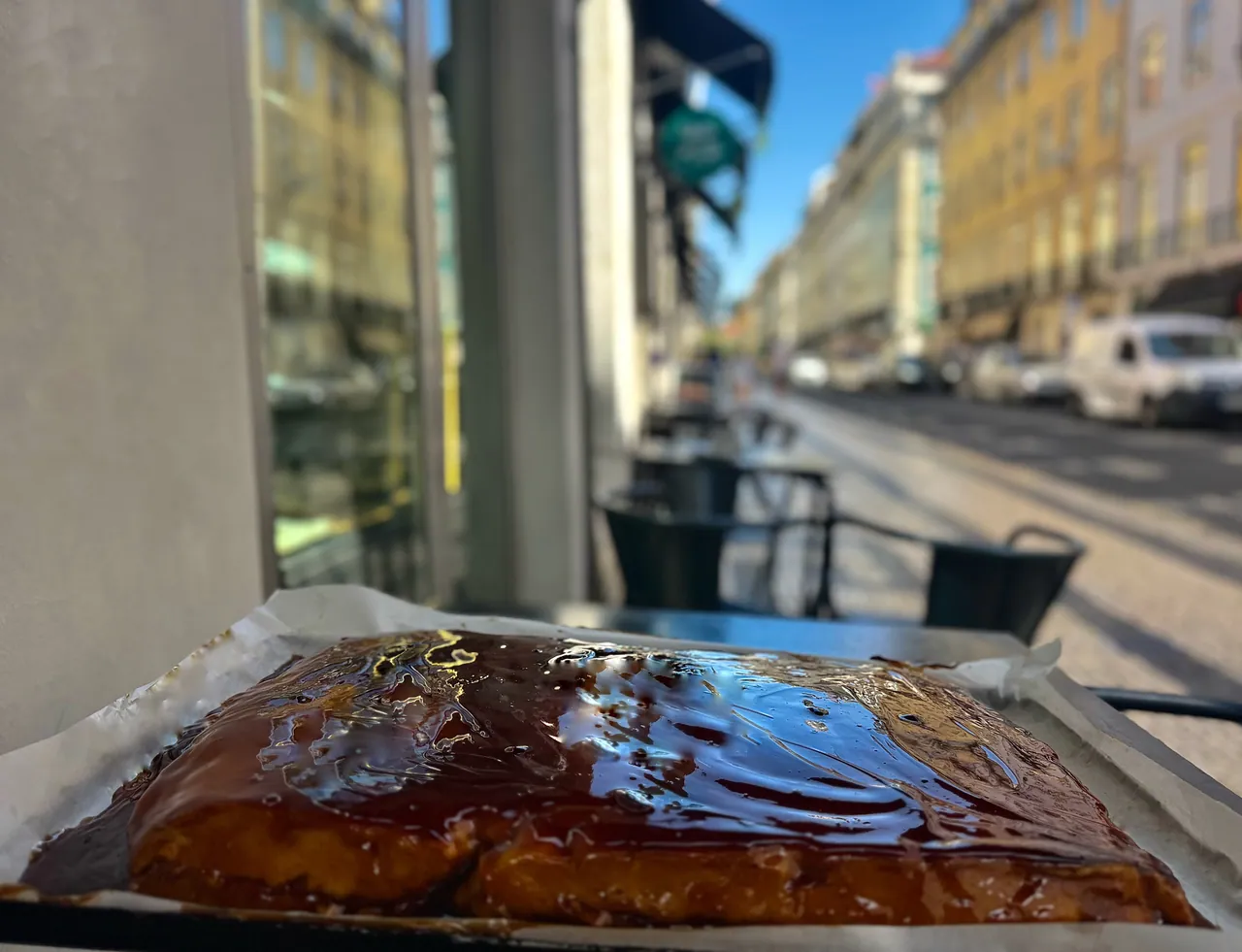 Bolo a metro à janela, com a Baixa de Lisboa ao fundo
