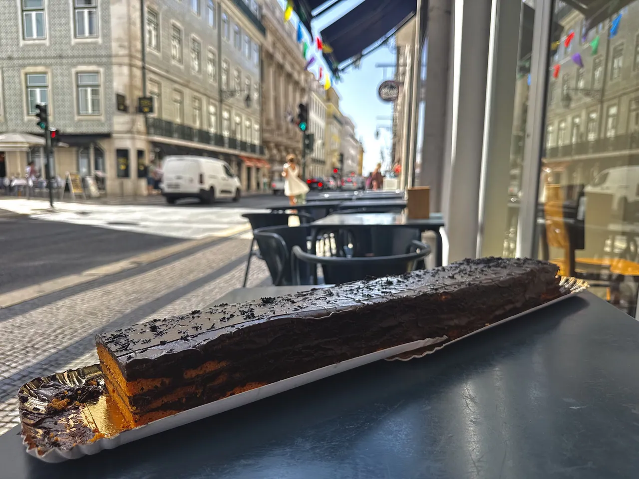 Bolo de chocolate a metro, com a rua da Baixa ao fundo