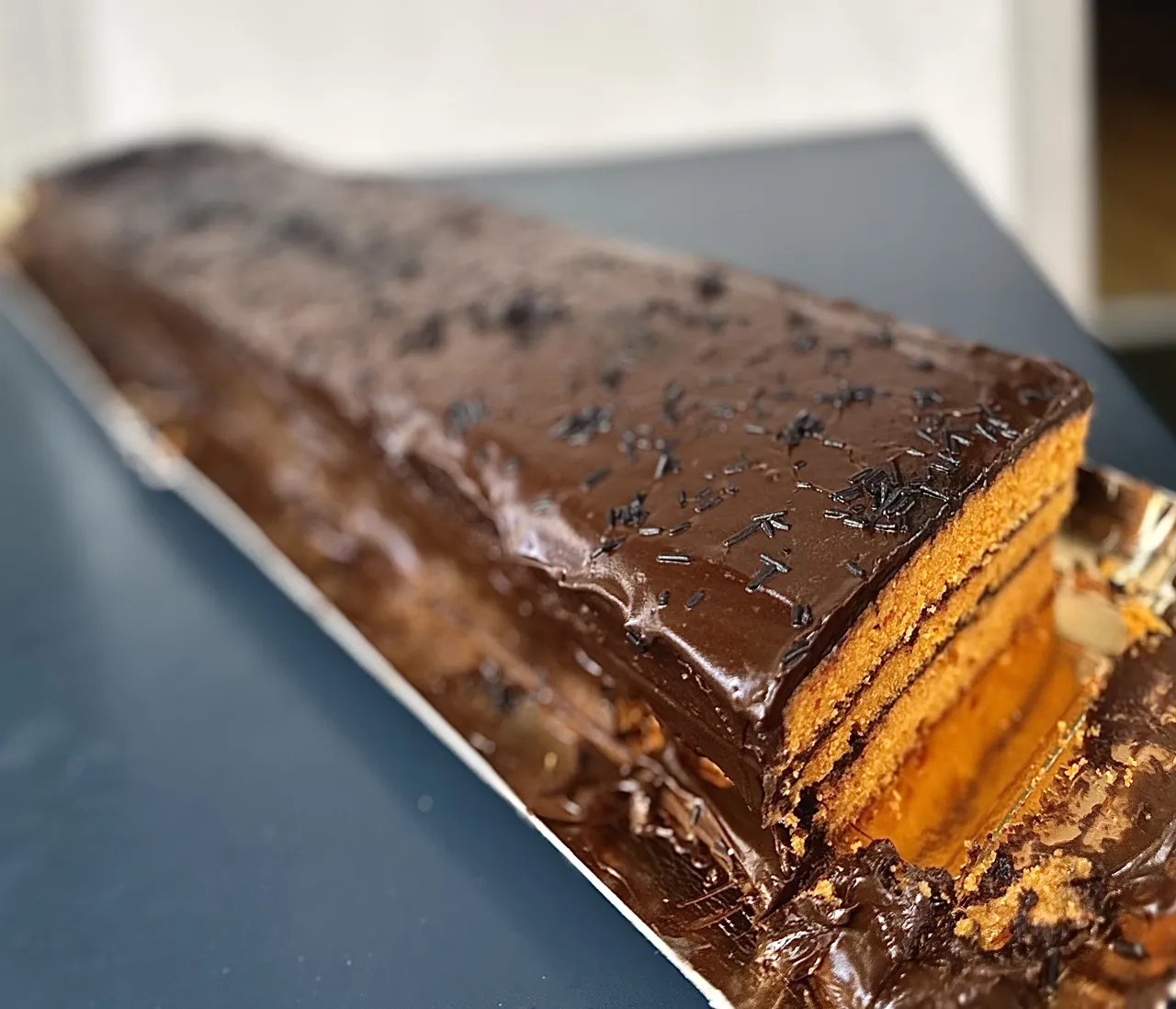 Fatia de bolo de chocolate a metro com camadas de laranja