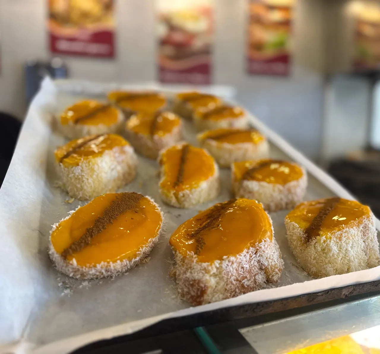 Tabuleiro de queijadas de laranja com coco