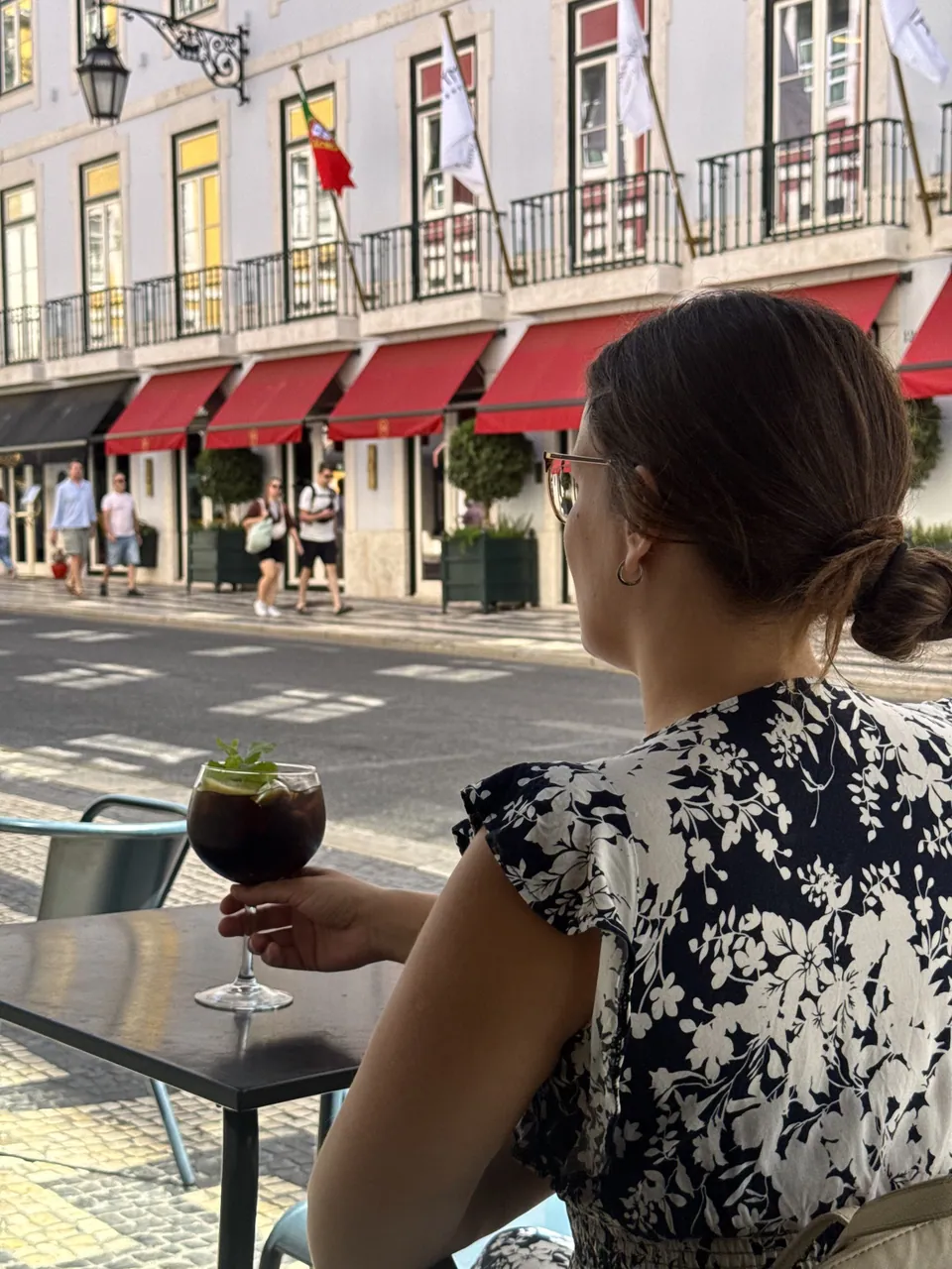 Cliente numa esplanada da Baixa com uma sangria