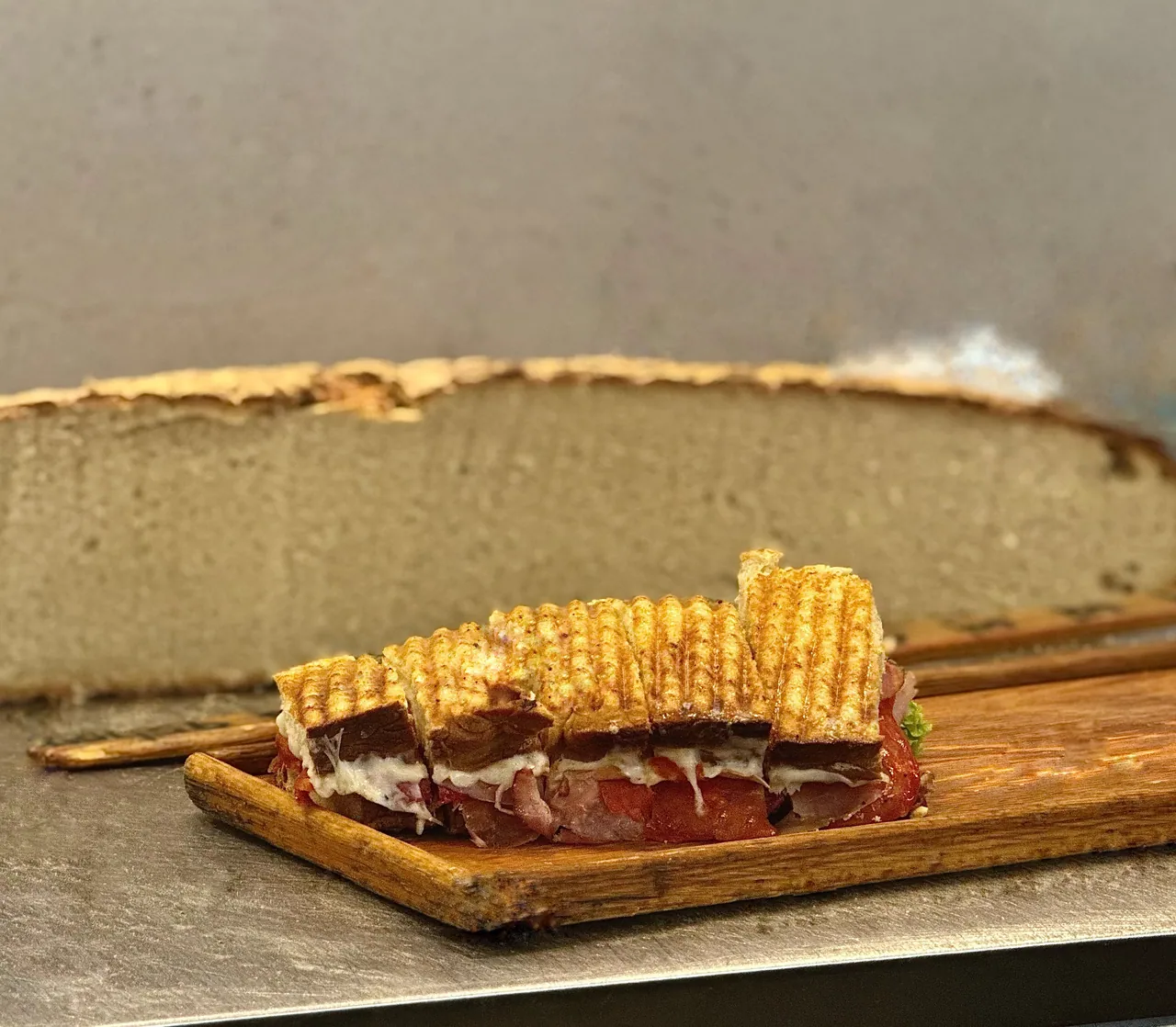 Pormenor de uma tosta grelhada recheada com enchidos