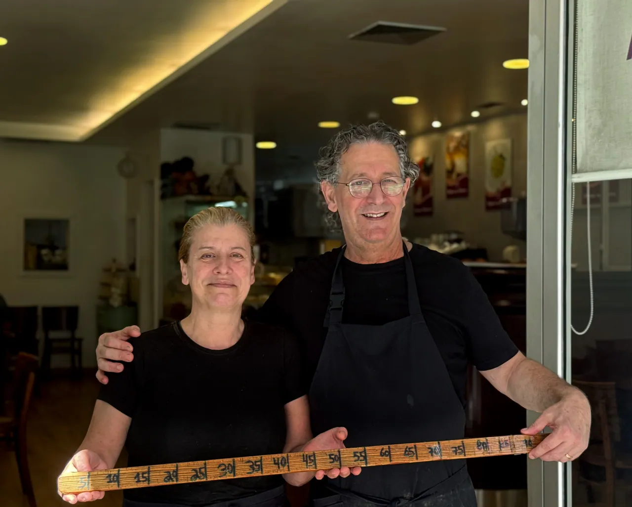 A equipa do Penta Café com a régua das tostas a metro