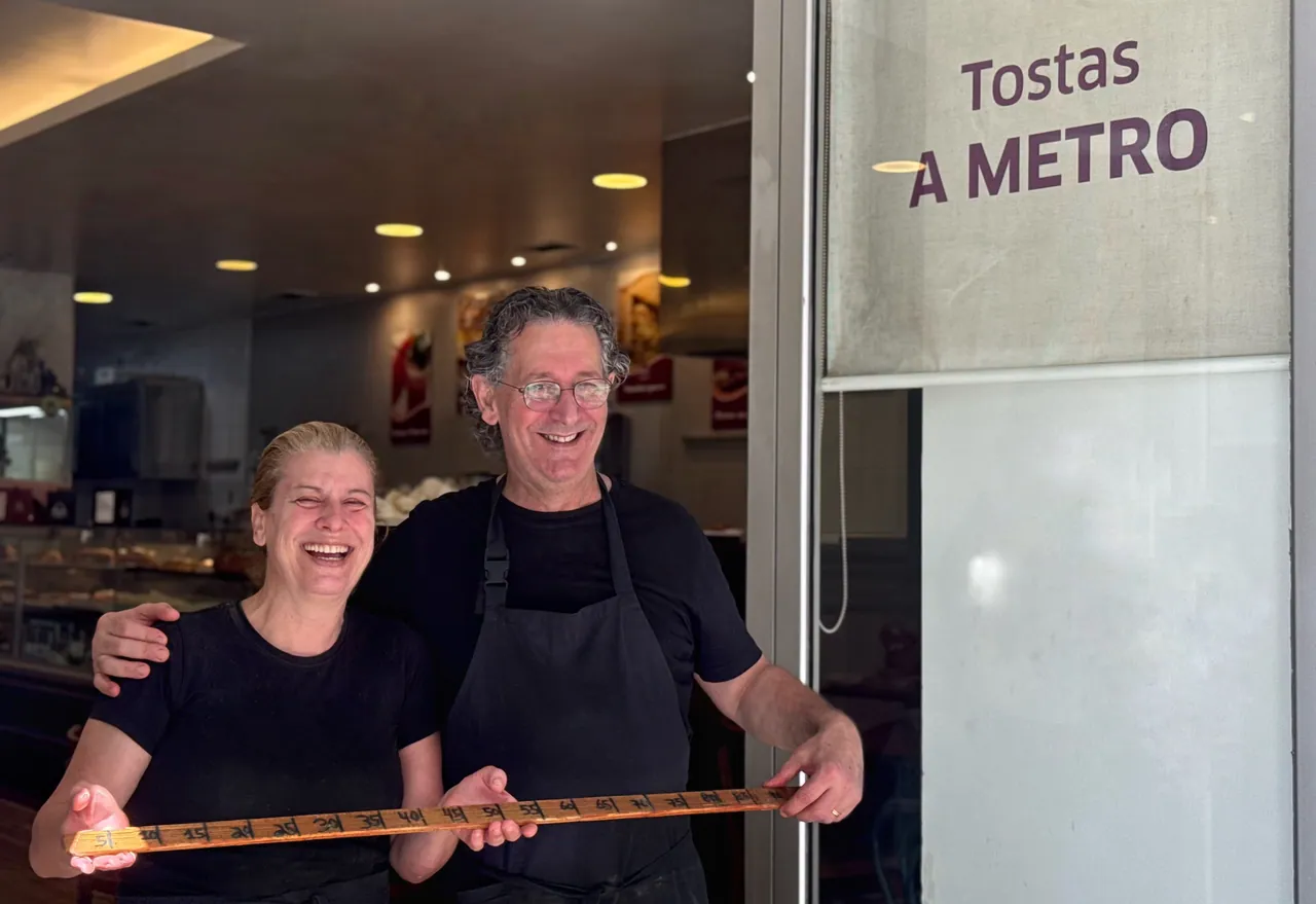 A equipa à entrada do Penta Café, com a régua a metro